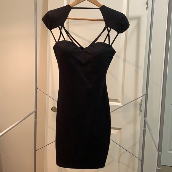 Classy yet sexy form fitted dress from Guess! - Picture 1 of 4